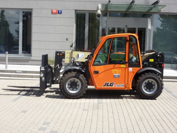 Terénní vozík JLG 2505H